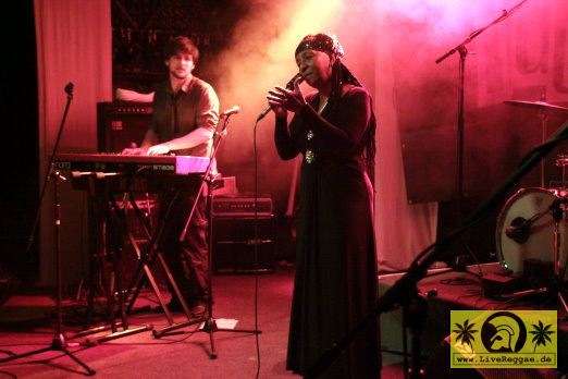 Dawn Penn (Jam) with The Magic Touch - Skankin- Round The X-Mas Tree - Kassablanca, Jena 26. Dezember 2011 (11).JPG